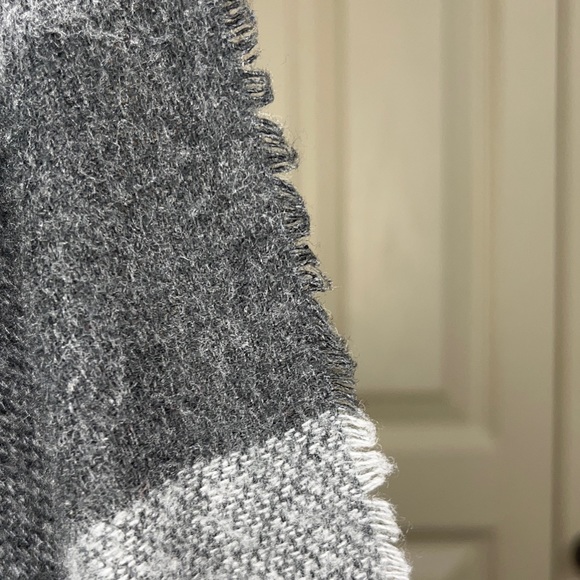 Zighilli grey and black monochrome scarf with fringe super soft - Picture 4 of 5